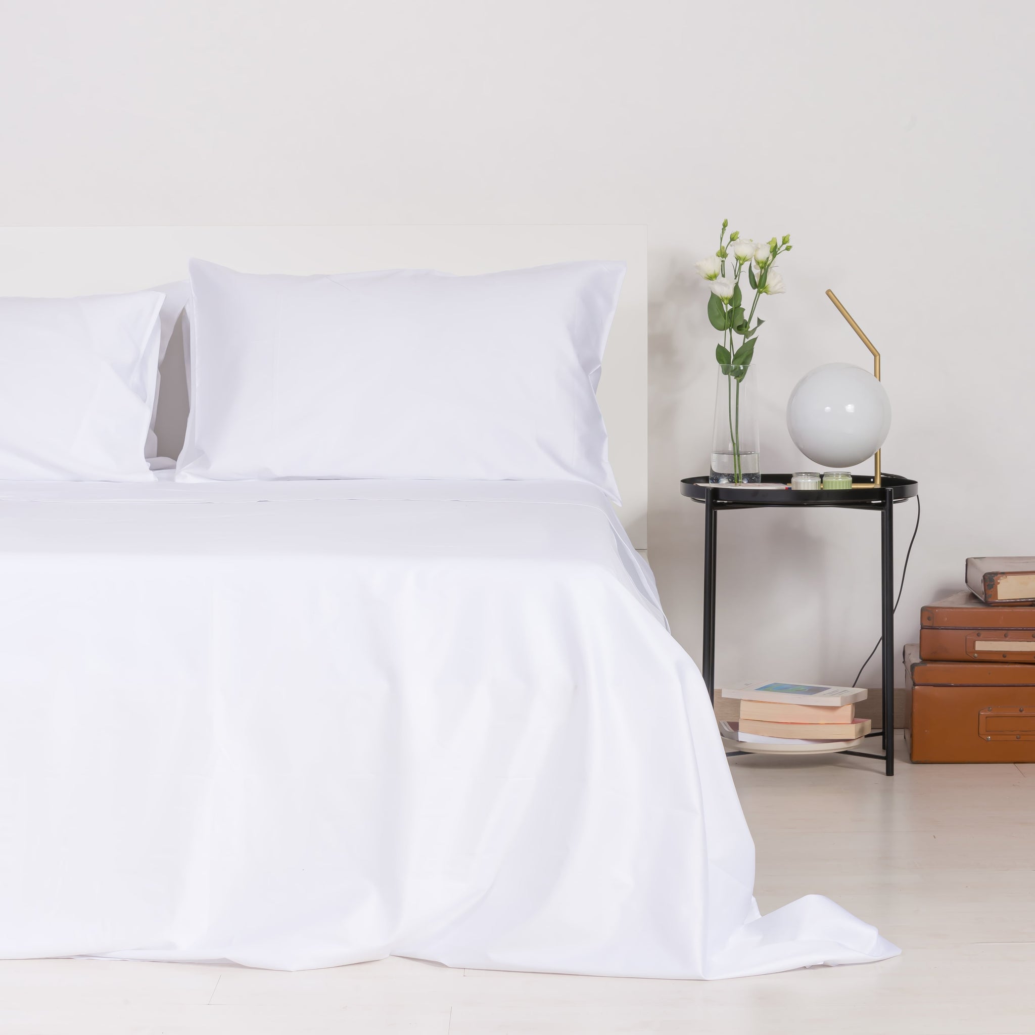 Complete set of sheets in 100% white cotton satin