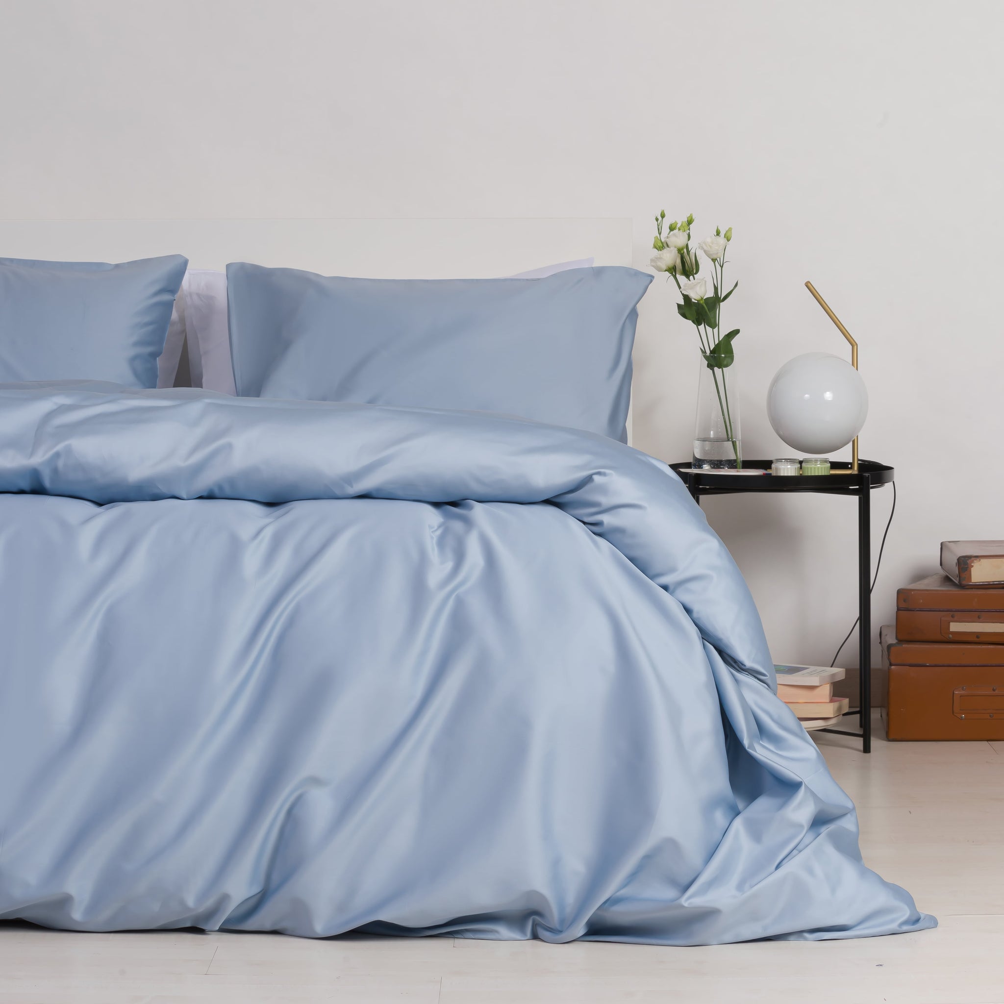 Housse de couette et taies d'oreiller en satin 100 % coton bleu horizontal