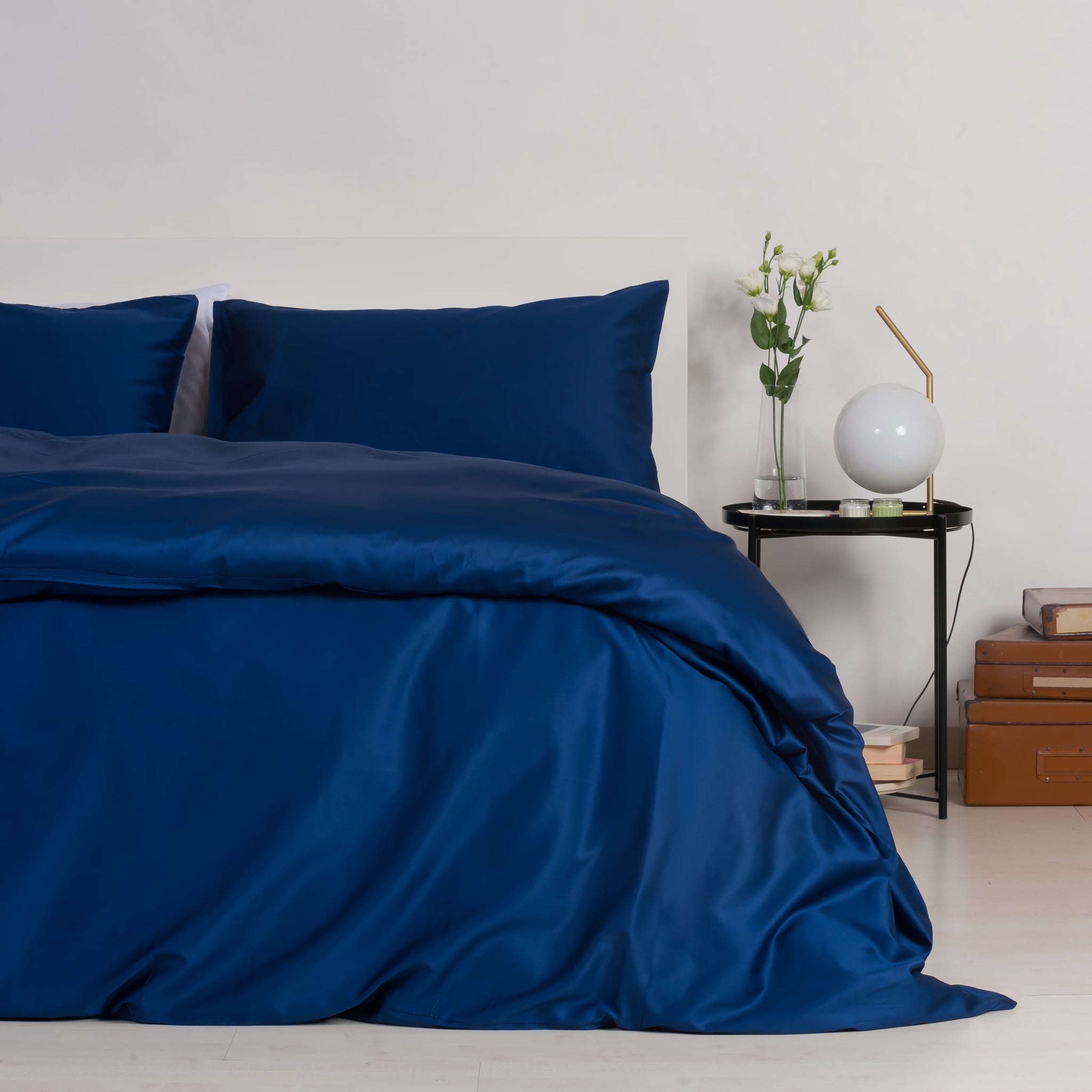 Duvet cover in 100% ultramarine cotton satin with pillowcases