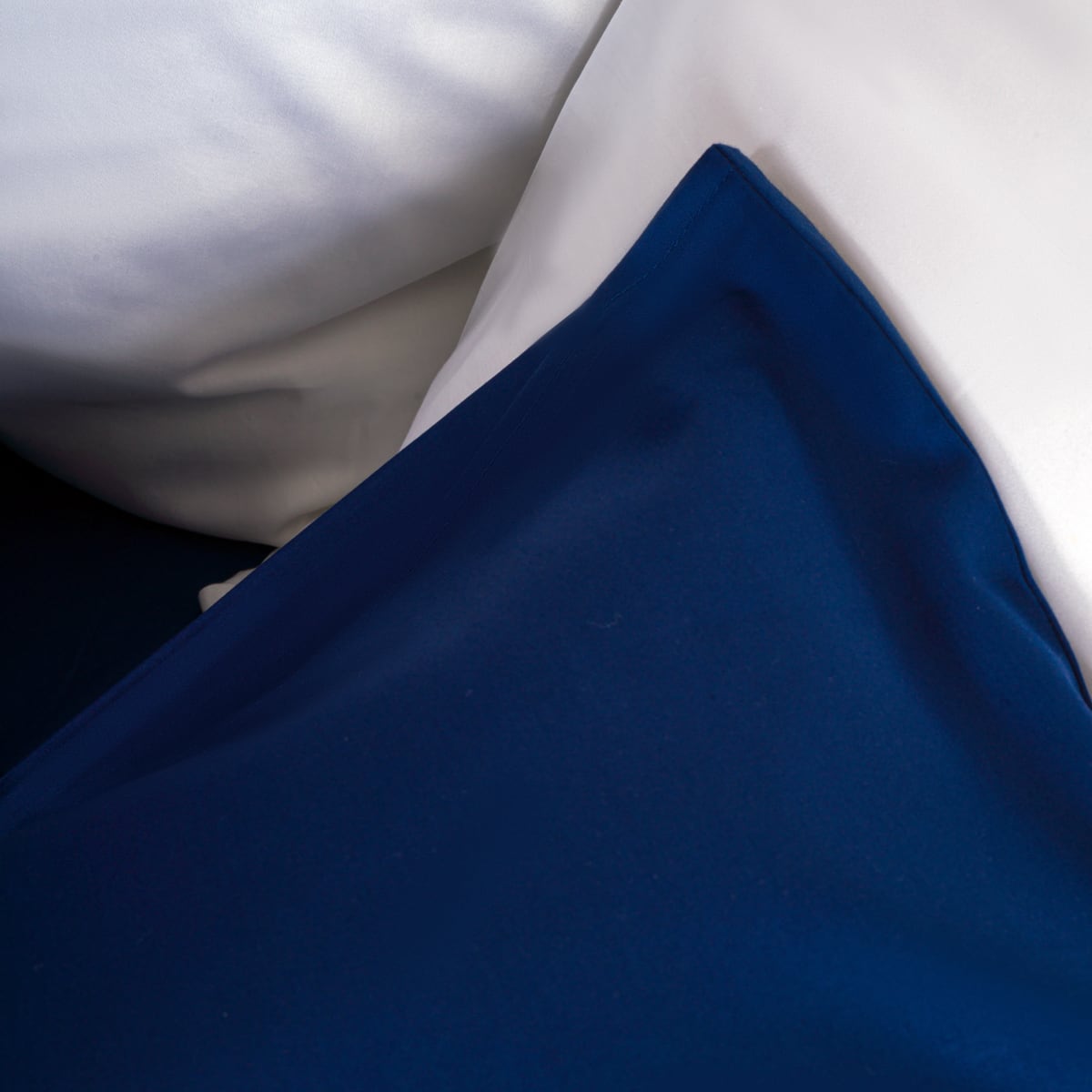 Sheet set in 100% ultramarine cotton satin