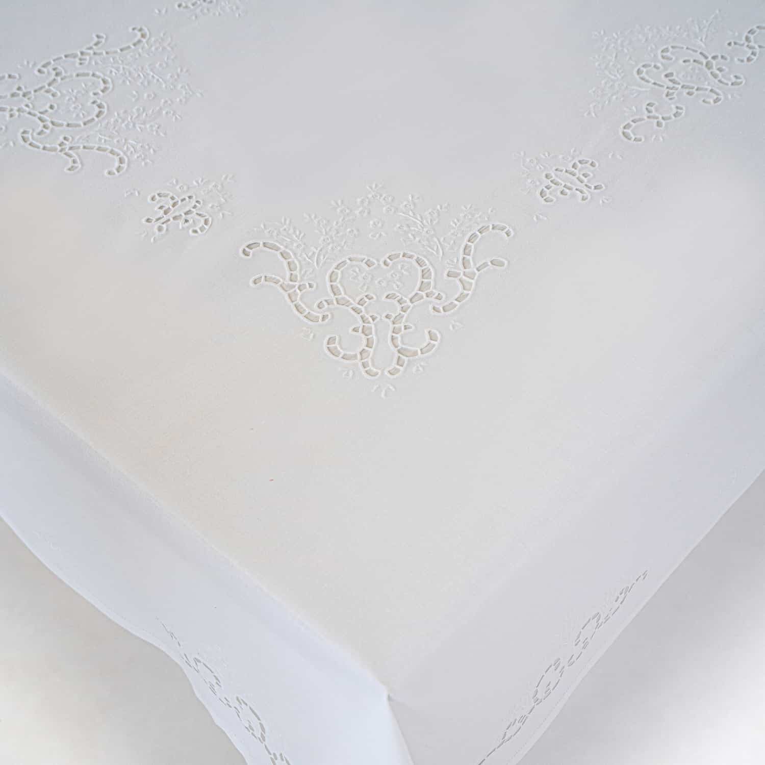 Tablecloth + 8 hand-embroidered napkins in pure cotton Made in Italy variant Beatrice