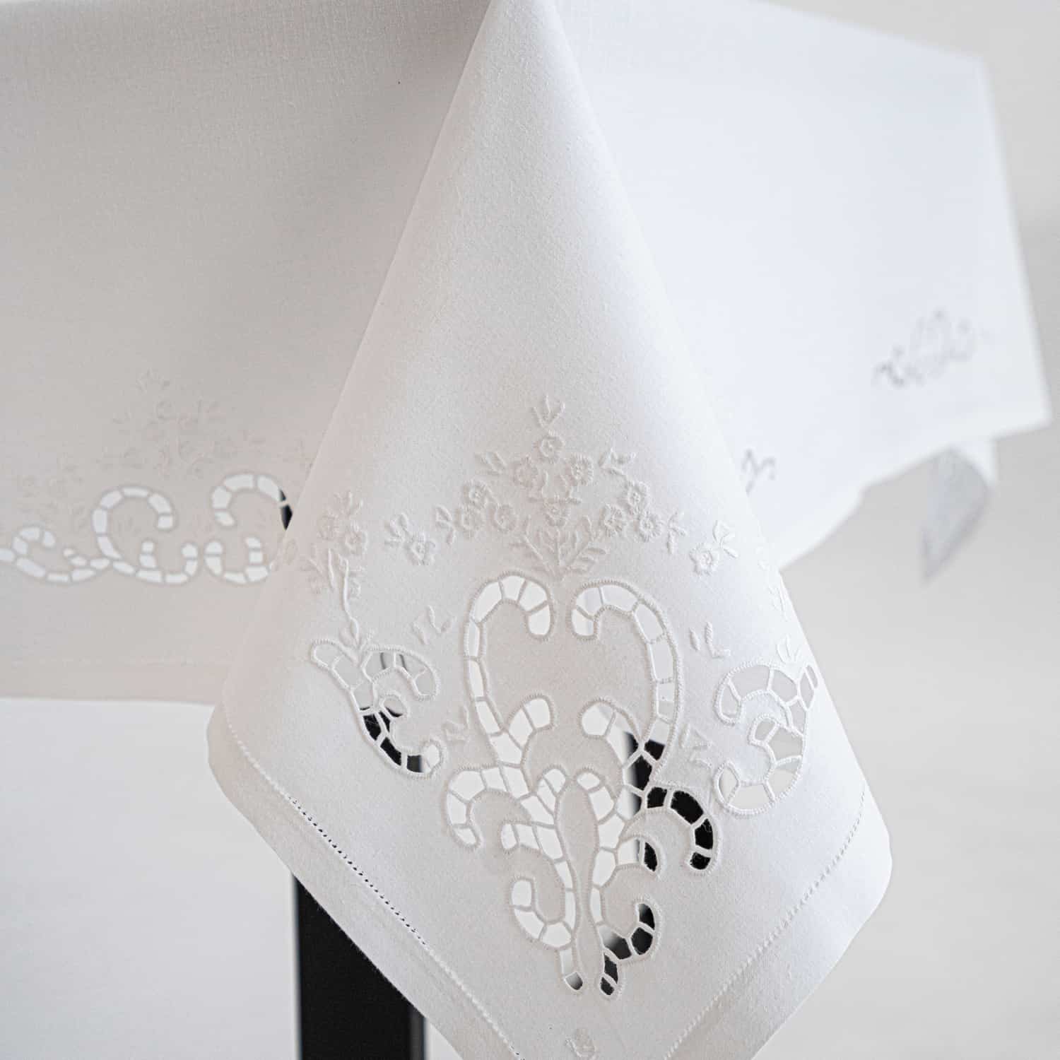 Tablecloth + 8 hand-embroidered napkins in pure cotton Made in Italy variant Beatrice