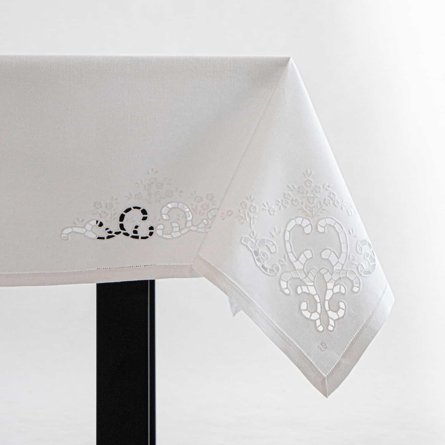 Tablecloth + 8 hand-embroidered napkins in pure cotton Made in Italy variant Beatrice