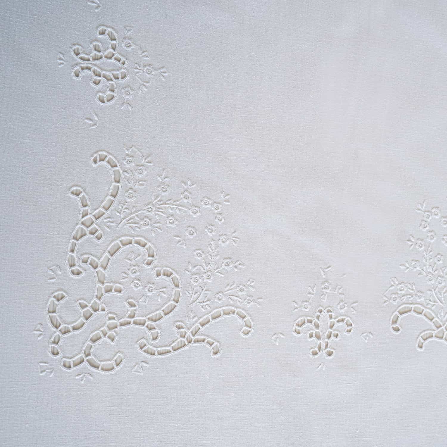 Nappe + 8 serviettes brodées à la main en pur coton Made in Italy variante Beatrice