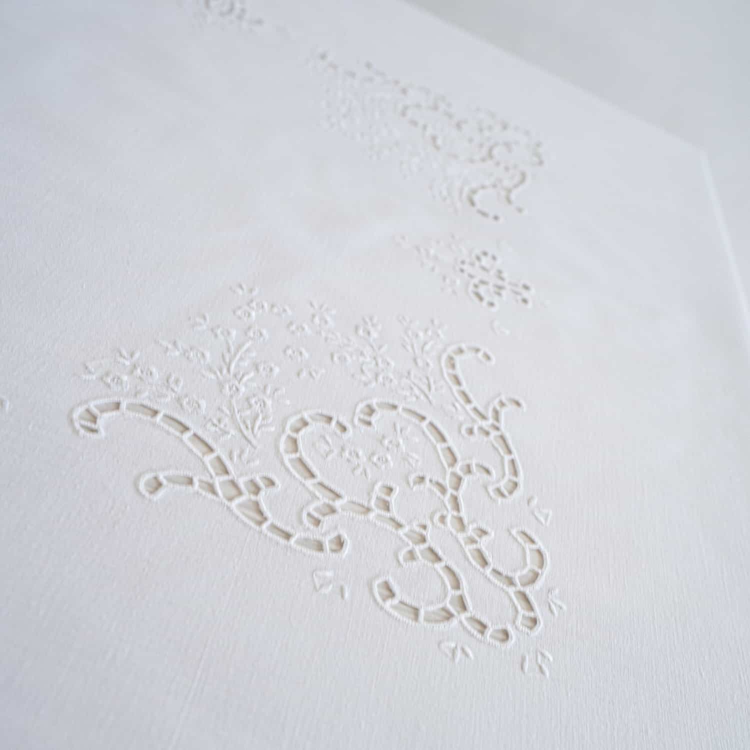 Nappe + 8 serviettes brodées à la main en pur coton Made in Italy variante Beatrice