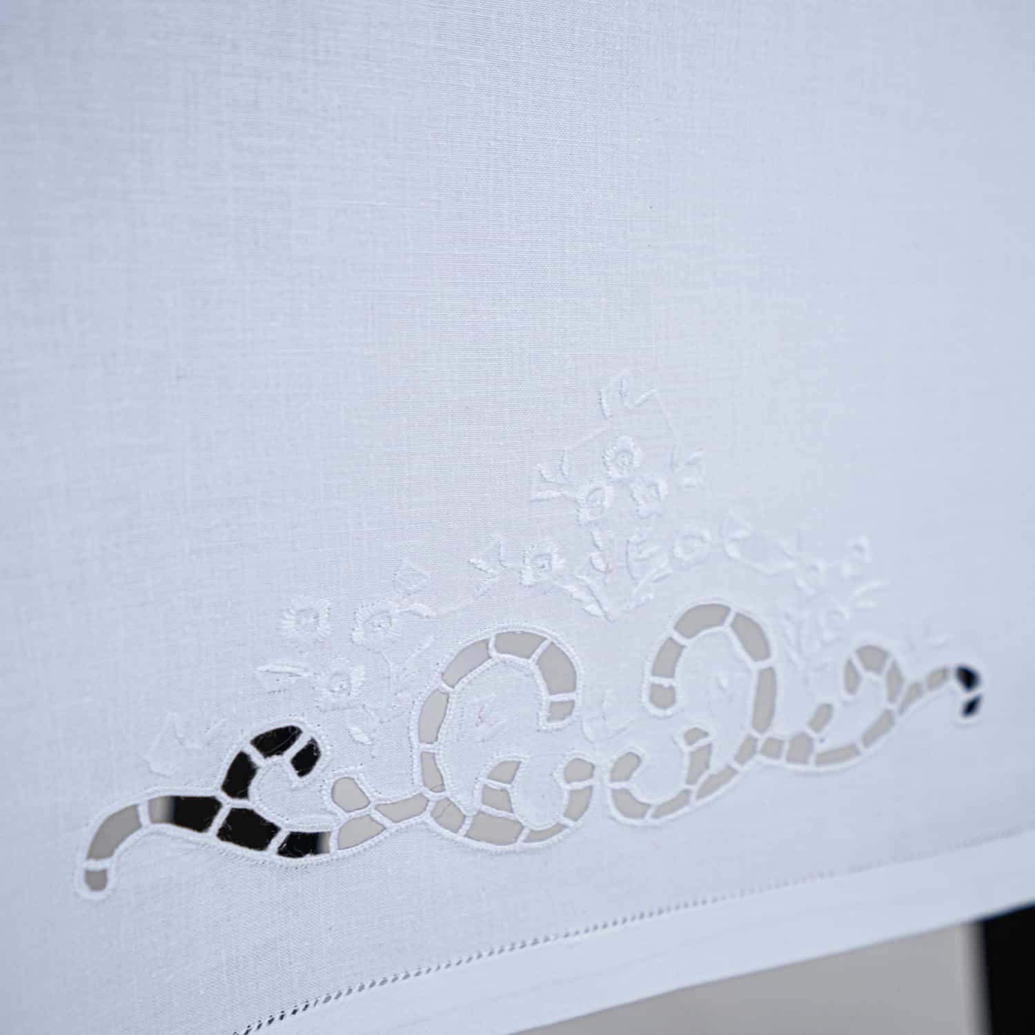 Nappe + 8 serviettes brodées à la main en pur coton Made in Italy variante Beatrice