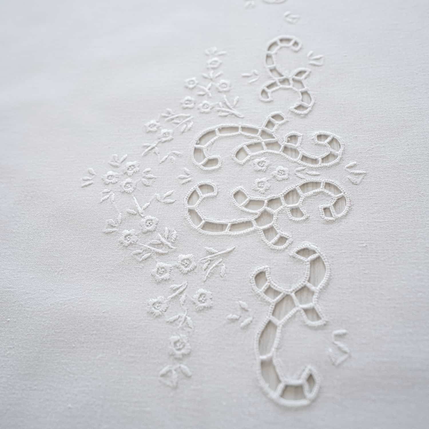 Tablecloth + 8 hand-embroidered napkins in pure cotton Made in Italy variant Beatrice