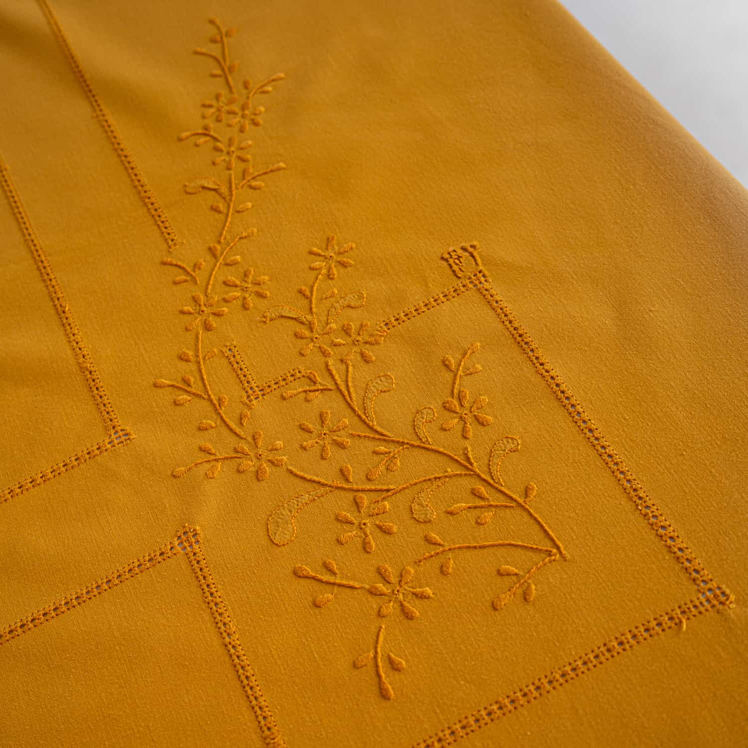 Tablecloth + 12 hand-embroidered napkins in pure cotton Made in Italy, Francesca variant