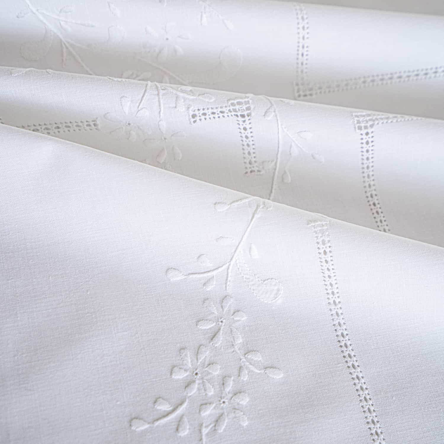 Nappe + 12 serviettes brodées à la main en pur coton Made in Italy, variante Francesca