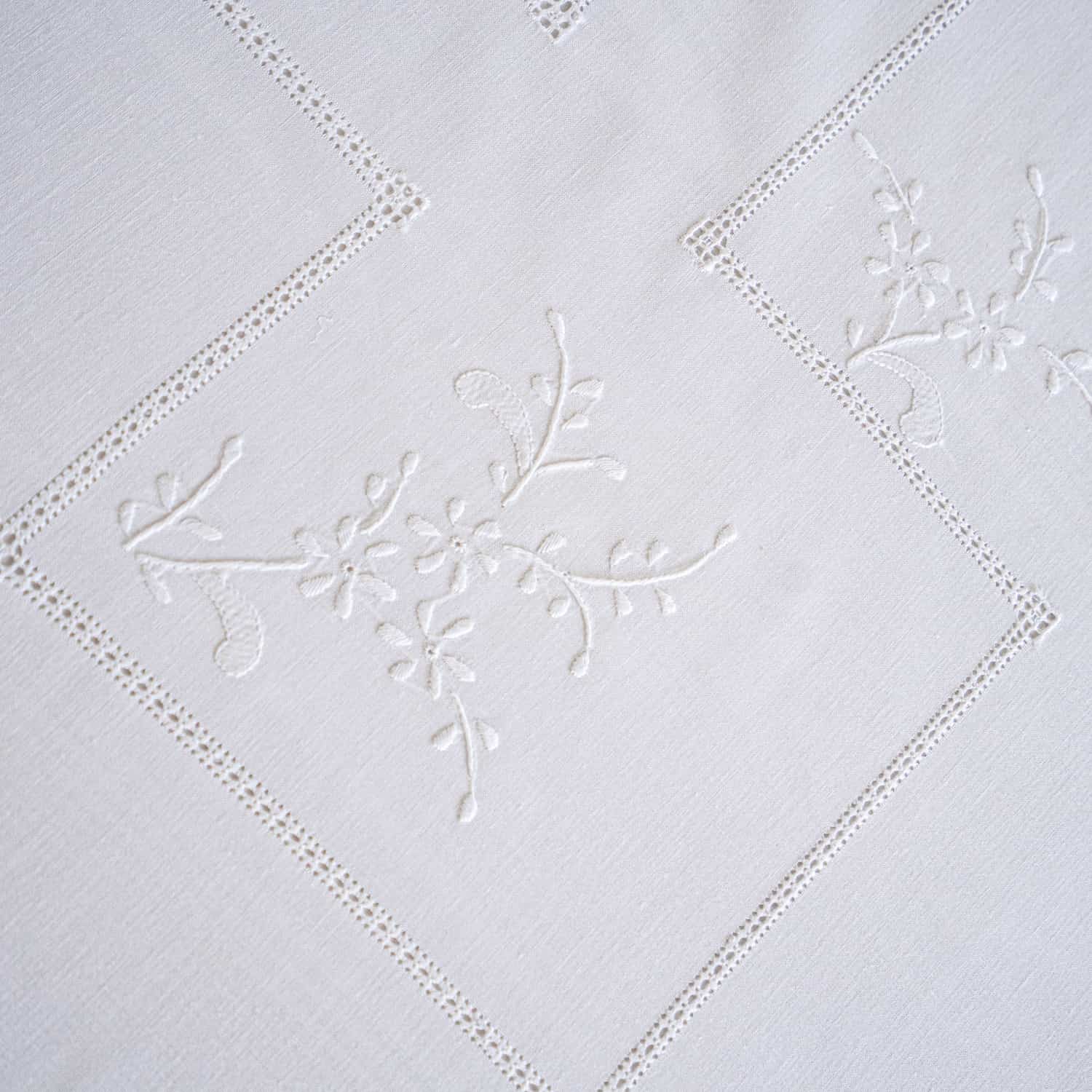 Nappe + 12 serviettes brodées à la main en pur coton Made in Italy, variante Francesca