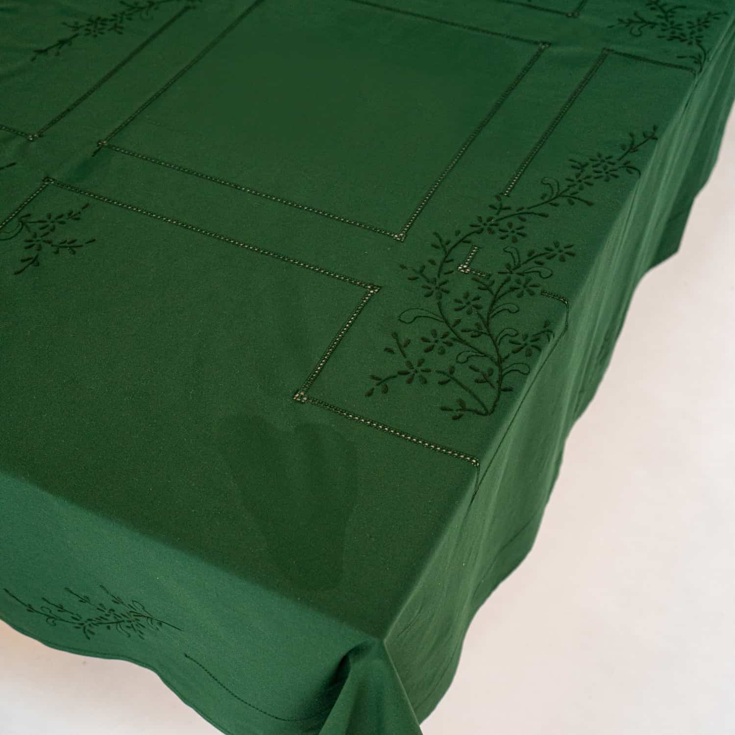 Tablecloth + 12 hand-embroidered napkins in pure cotton Made in Italy, Francesca variant