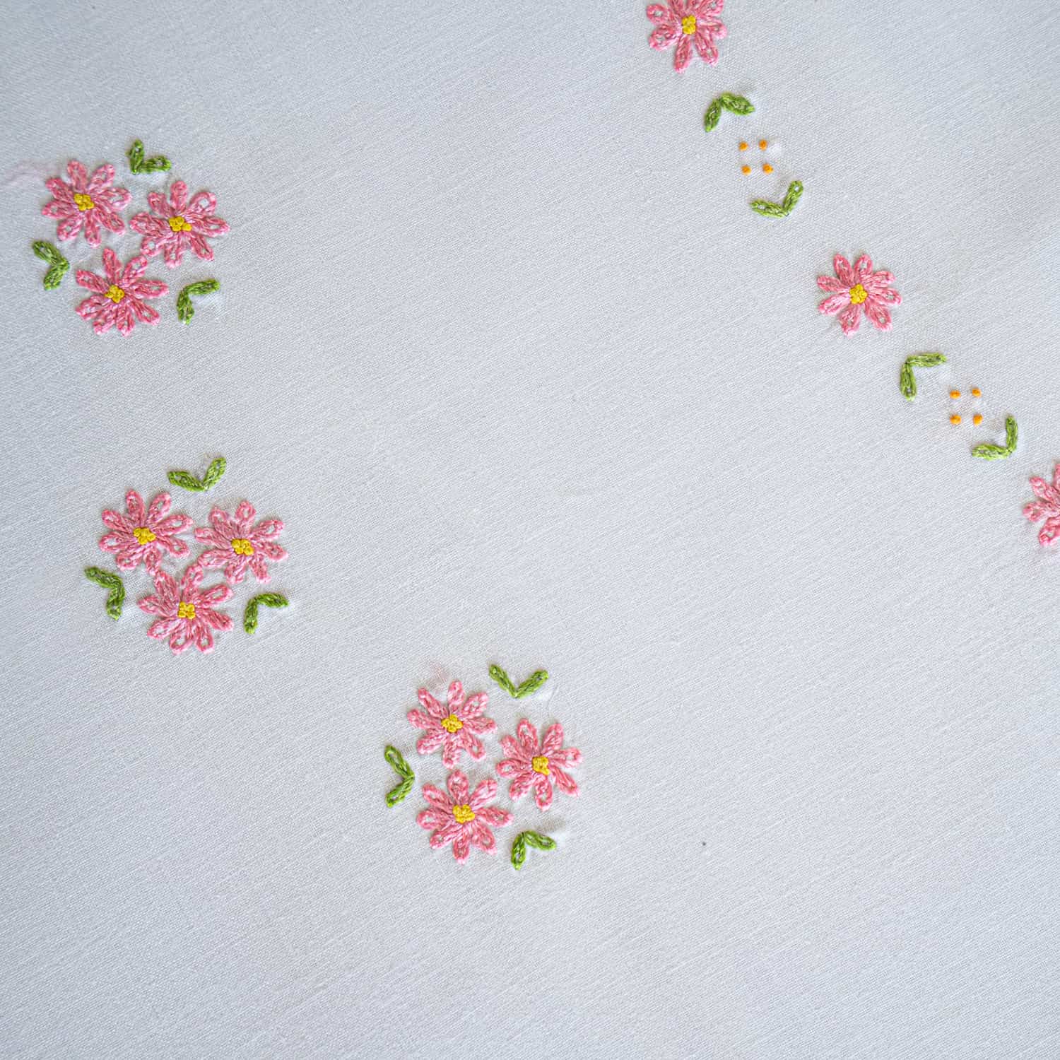 Tablecloth + 8 embroidered napkins in pure cotton Made in Italy variant Joelle