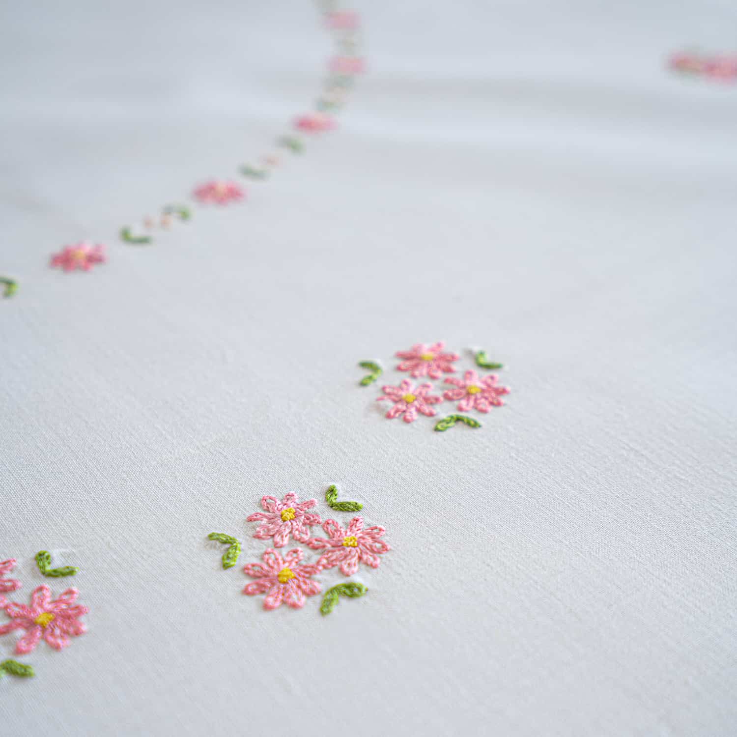 Tablecloth + 8 embroidered napkins in pure cotton Made in Italy variant Joelle