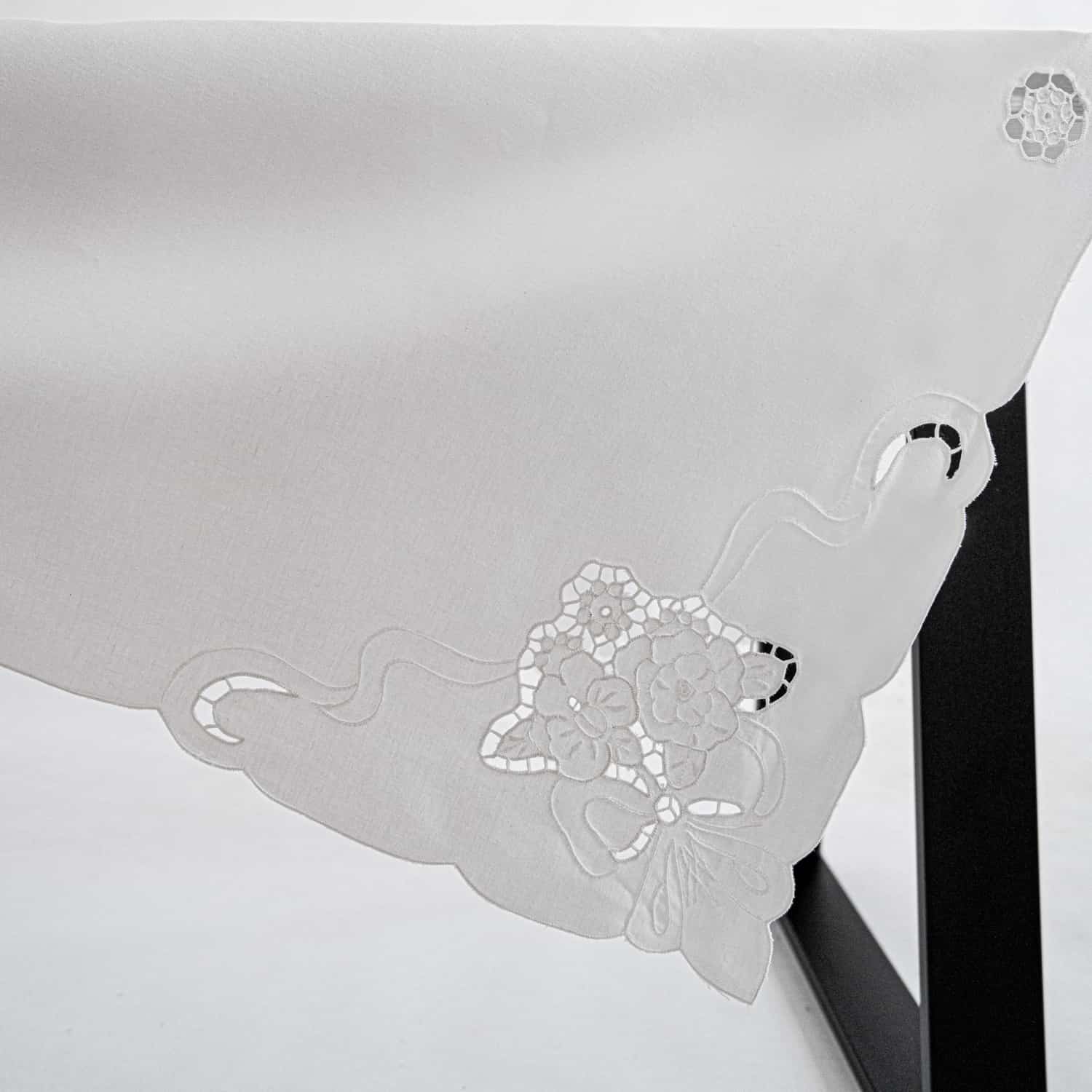 Nappe +12 serviettes brodées à la main en pur coton Made in Italy variante Papillon