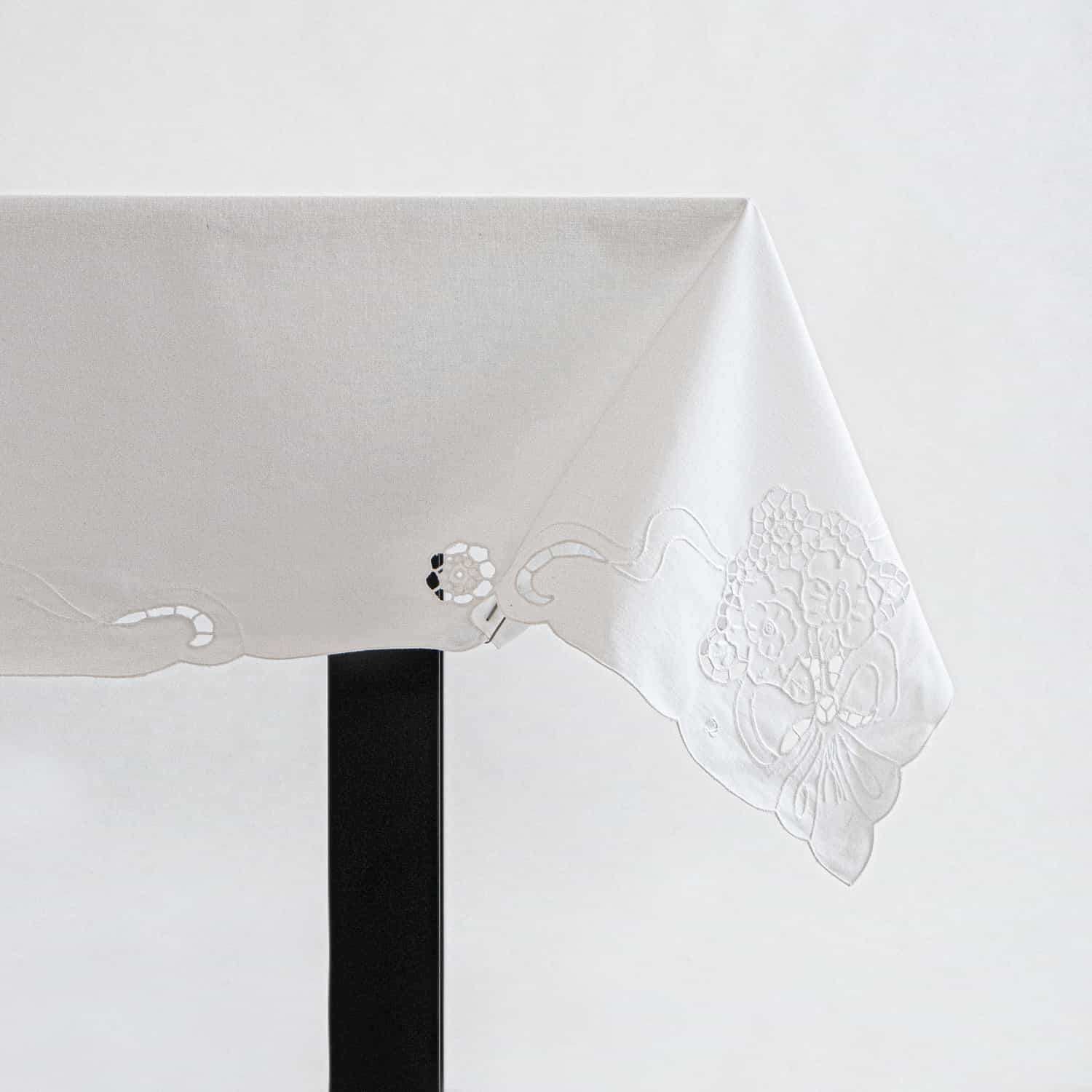 Nappe +12 serviettes brodées à la main en pur coton Made in Italy variante Papillon