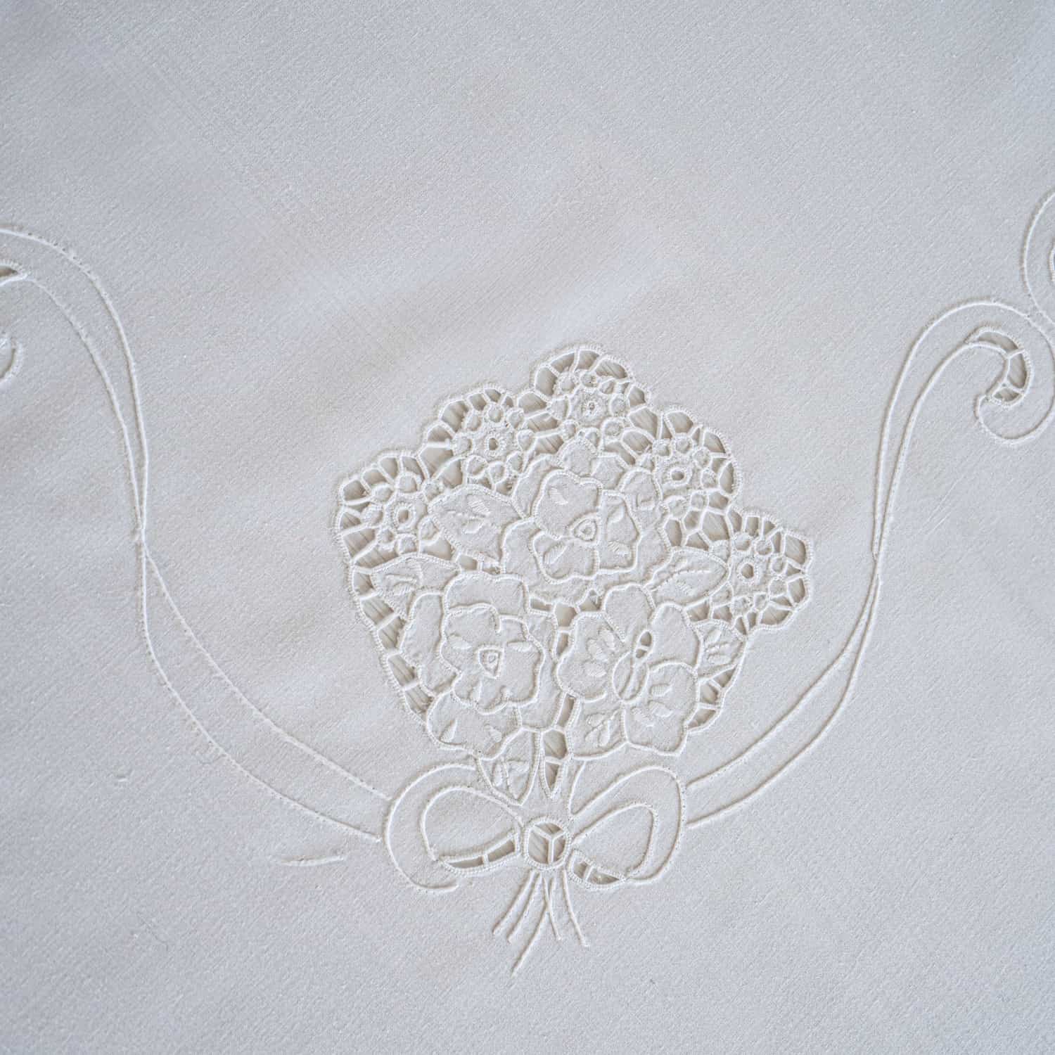 Nappe +12 serviettes brodées à la main en pur coton Made in Italy variante Papillon