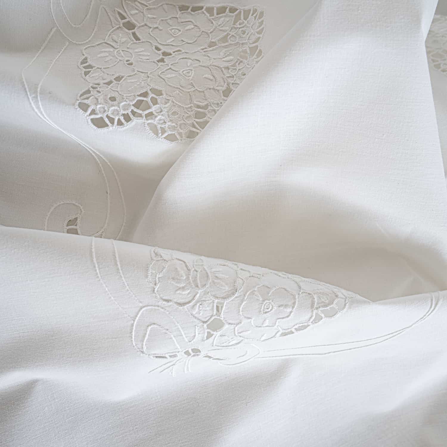 Nappe +12 serviettes brodées à la main en pur coton Made in Italy variante Papillon