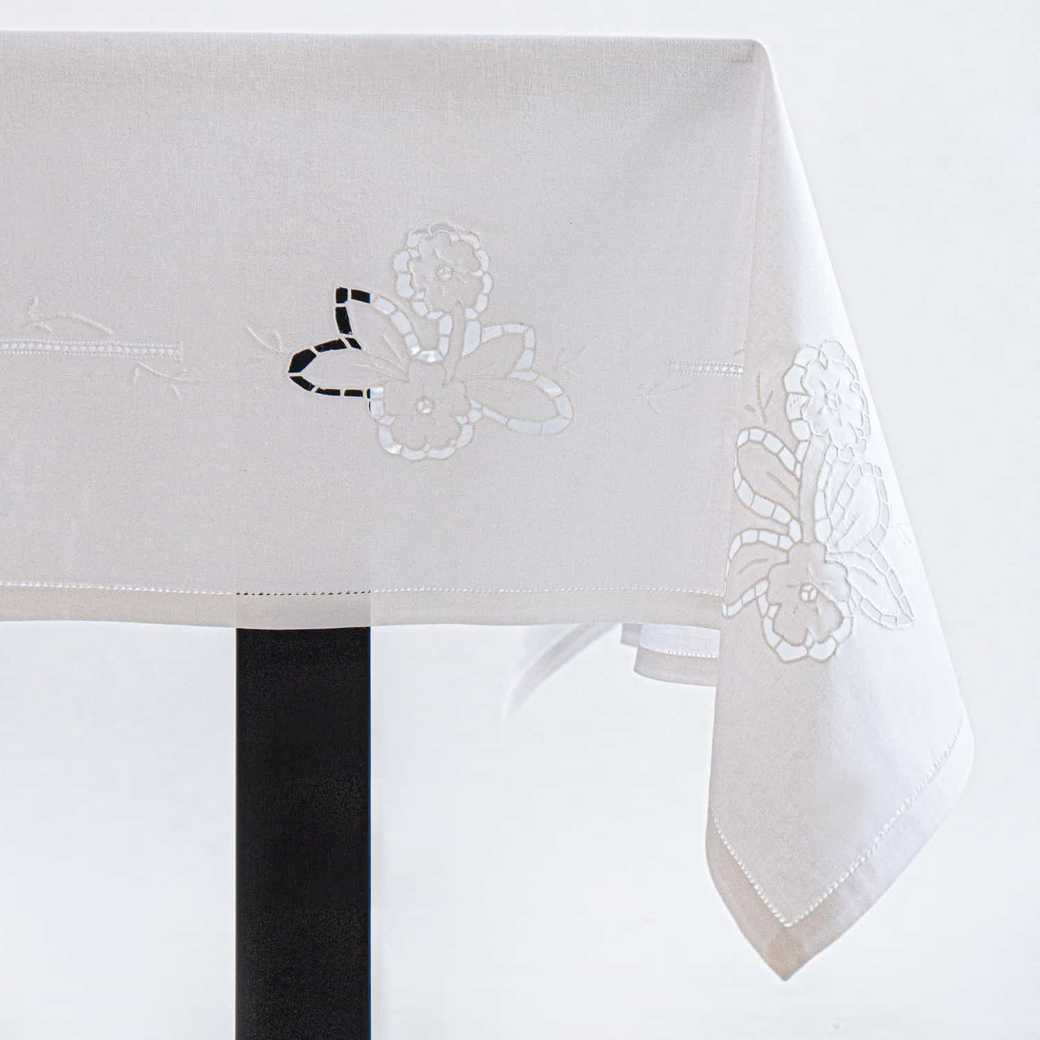 Tablecloth + 8 hand-embroidered napkins in pure cotton Made in Italy variant Beatrice