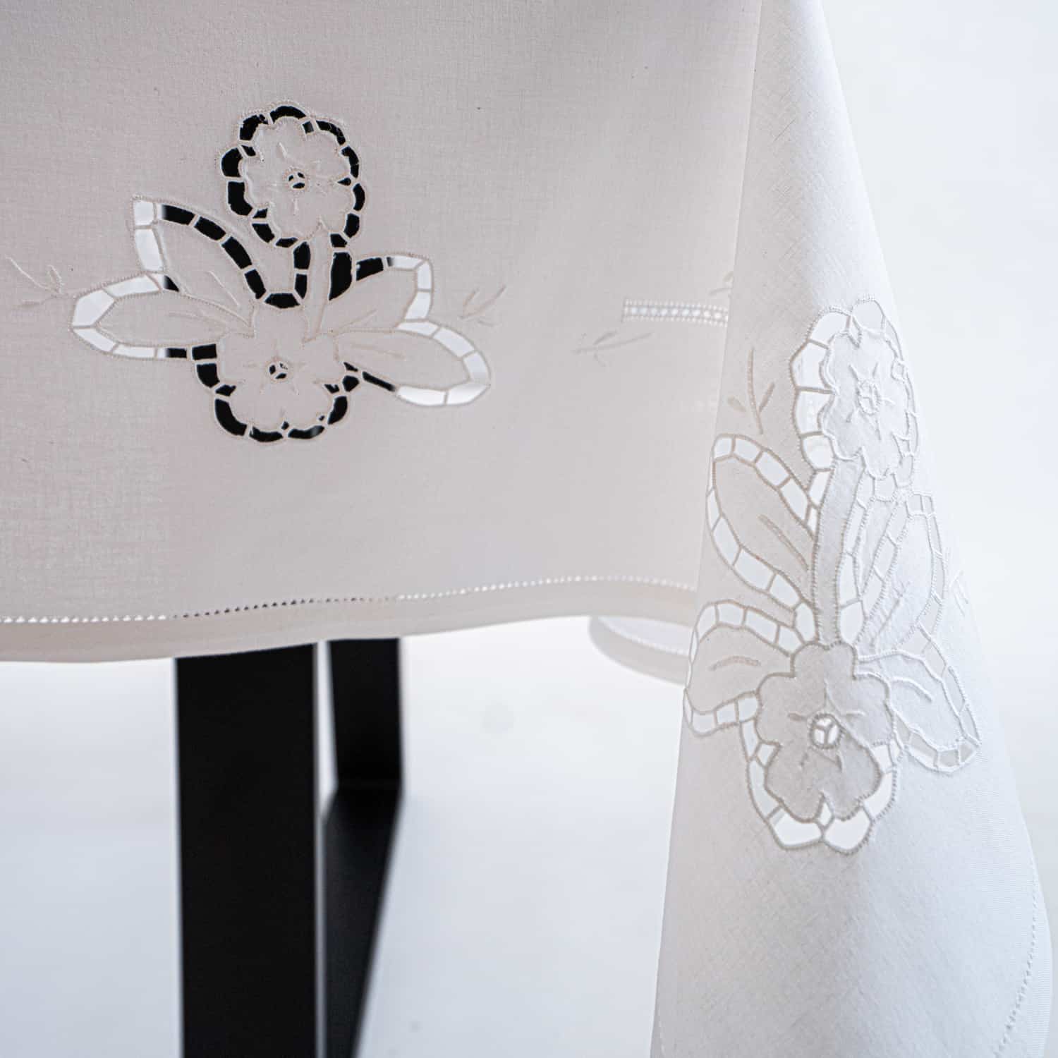 Tablecloth + 8 hand-embroidered napkins in pure cotton Made in Italy variant Beatrice