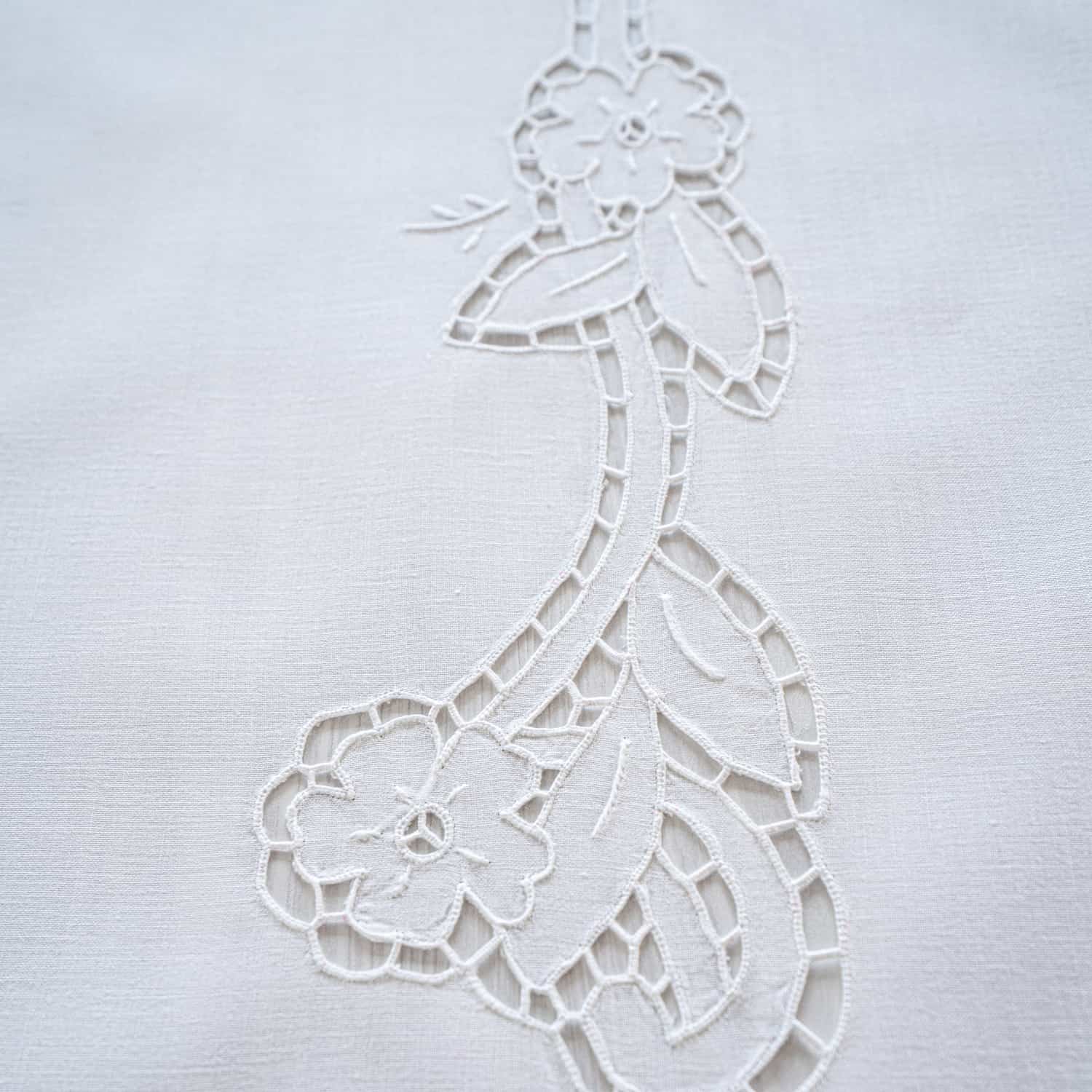 Tablecloth + 8 hand-embroidered napkins in pure cotton Made in Italy variant Beatrice