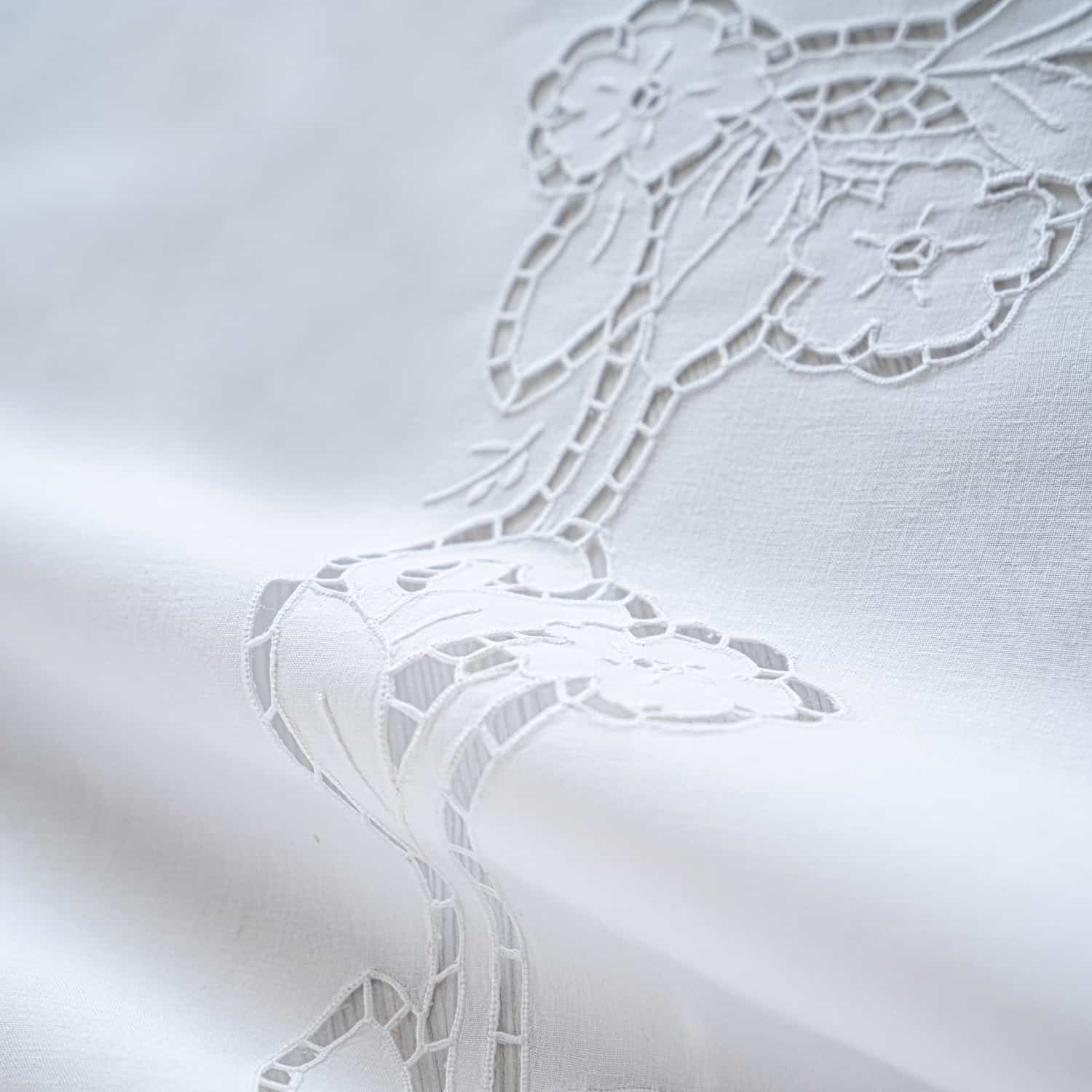 Nappe + 8 serviettes brodées à la main en pur coton Made in Italy variante Beatrice